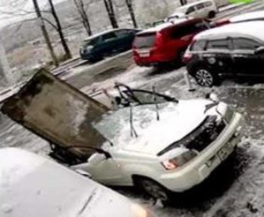 حاول تنظيف سيارته من الثلوج ففاجأه ما هو أصعب