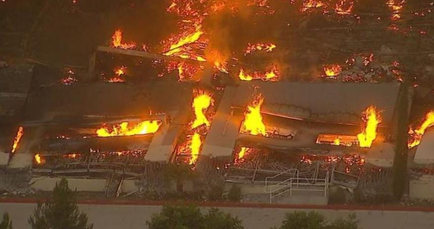 شاهد: نيران ضخمة تلتهم مستودعات لشركة "أمازون" بأمريكا