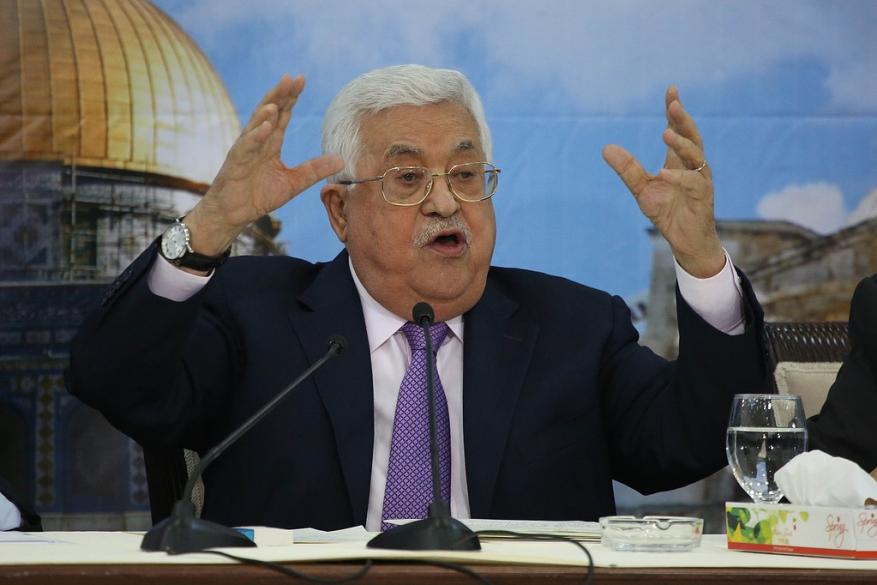 التقى وفدان إسرائيليان خلال أسبوع: عباس.. يد ممدودة للسلام مع الاحتلال وأخرى يبطش بها غزة