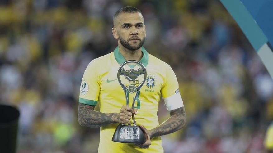 مفاجأة .. لاعب عربي الأكثر تتويجا بالألقاب في تاريخ كرة القدم وليس داني ألفيس!