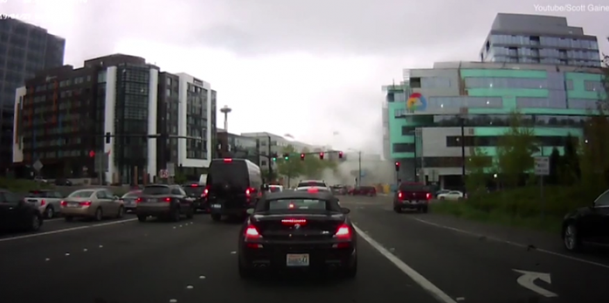 بالفيديو.. لحظة السقوط "القاتل" لرافعة عملاقة وسحق السيارات في سياتل