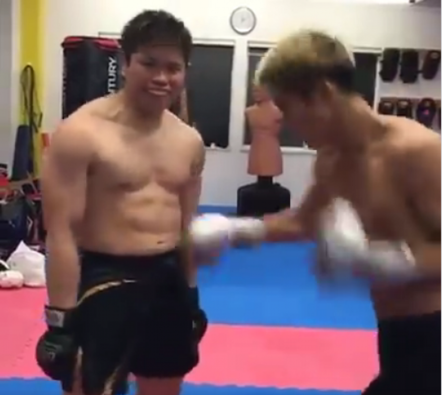 عضلات فولاذية... ملاكم يتلقى ضربات في بطنه مبتسما