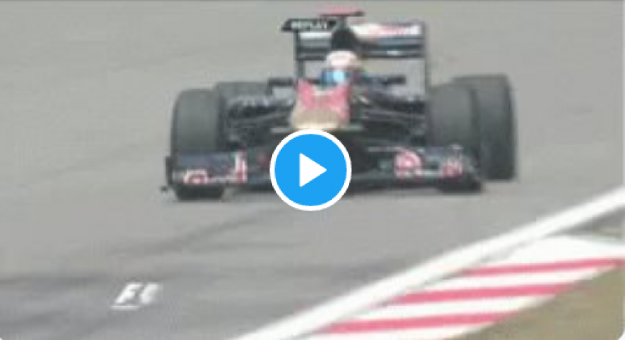 انفصال إطارات سيارة سباق بطريقة غريبة