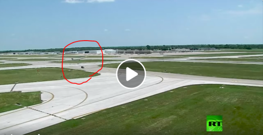 شاهد طائرة أمريكية تتجنب كارثة في ثوان معدودة!