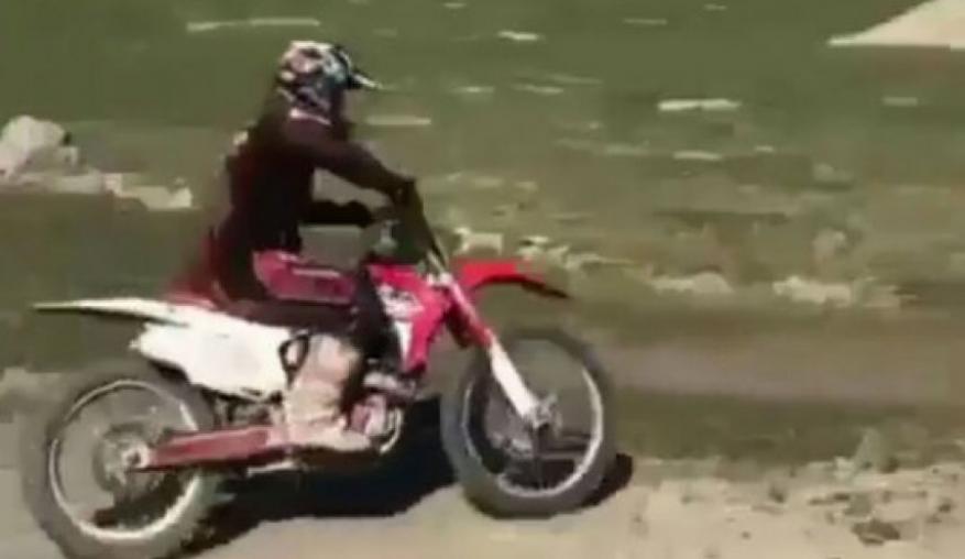 سقوط راكب دراجة نارية بعد محاولة صعود منحدر صخري والتحليق.