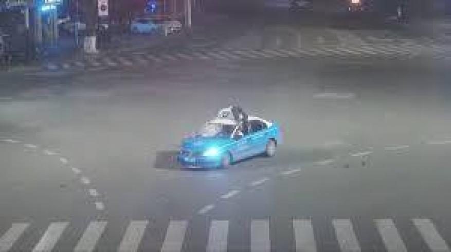 اصطدام مروع.. سائق دراجة نارية يهبط على سطح السيارة