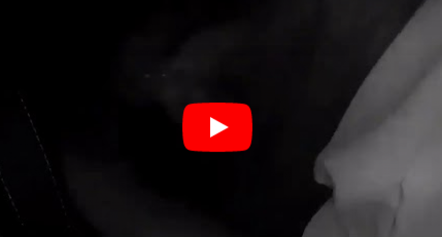 فتاة تحطم نافذة طائرة وتضطرها للهبوط (فيديو)