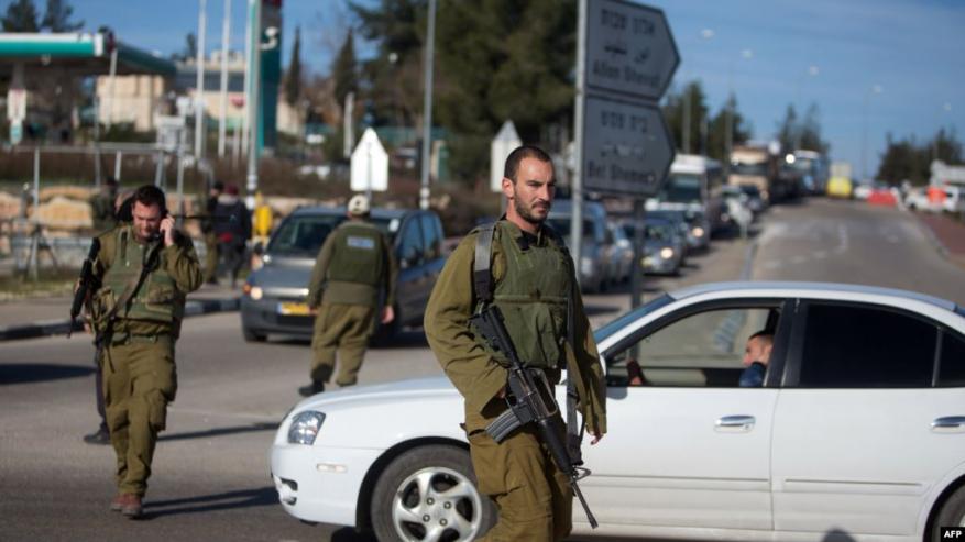 قوات الاحتلال تفتح النار على سيارة فلسطينية بطولكرم