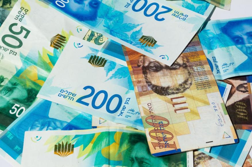 المزين يكشف لشهاب تفاصيل صرف 430 شيكل لموظفي غزة من المستحقات