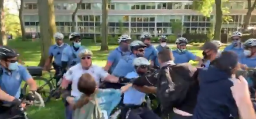 شاهد.. اعتداء وحشي لشرطي أمريكي على طالب في فيلادلفيا