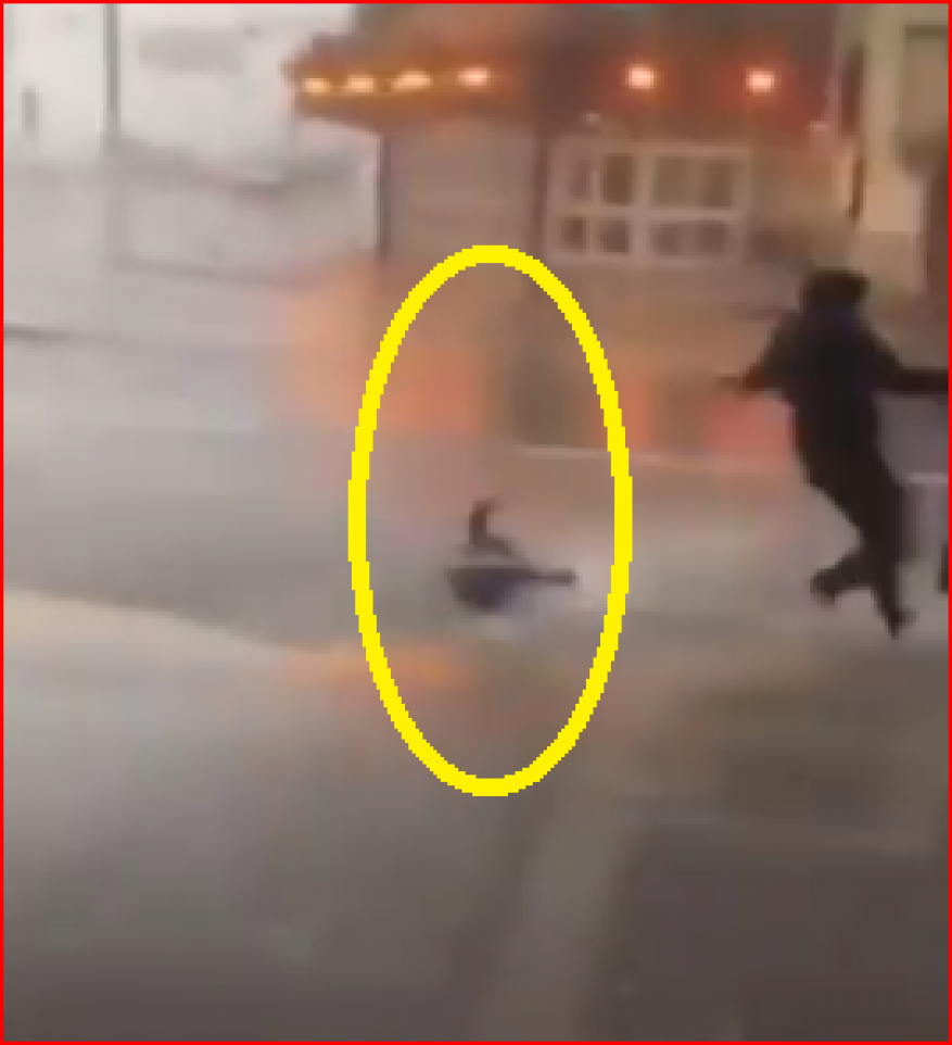 شاهد العاصفة "كيارا" تلقي بطفل وسط الطريق ببريطانيا وذعر في الشارع