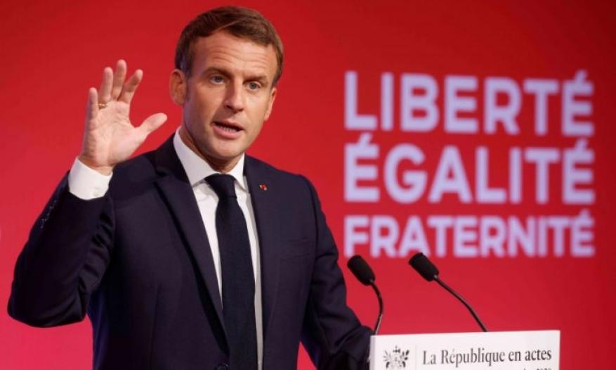 ماكرون يوسع حظر الحجاب ويزعم أن “الإسلام يعيش أزمة في العالم”