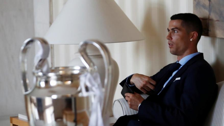 تفاصيل جديدة.. رونالدو قرر الرحيل مبكرا ورفض 3 أندية