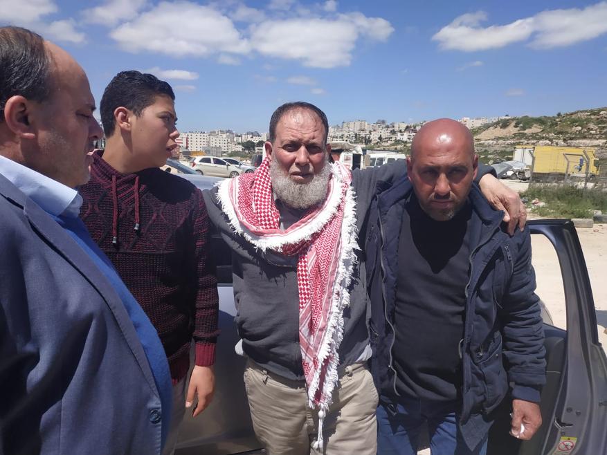 والد الشهيد صالح والأسير عاصم.. الاحتلال يفرج عن الأسير عمر البرغوثي