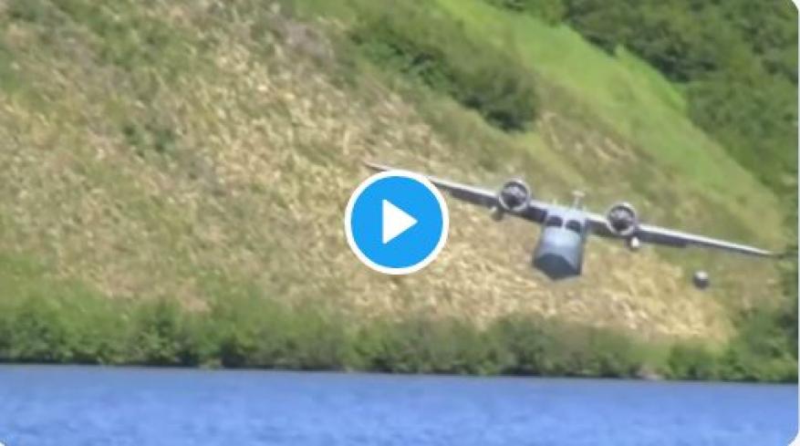 طائرة برمائية تهبط على سطح الماء