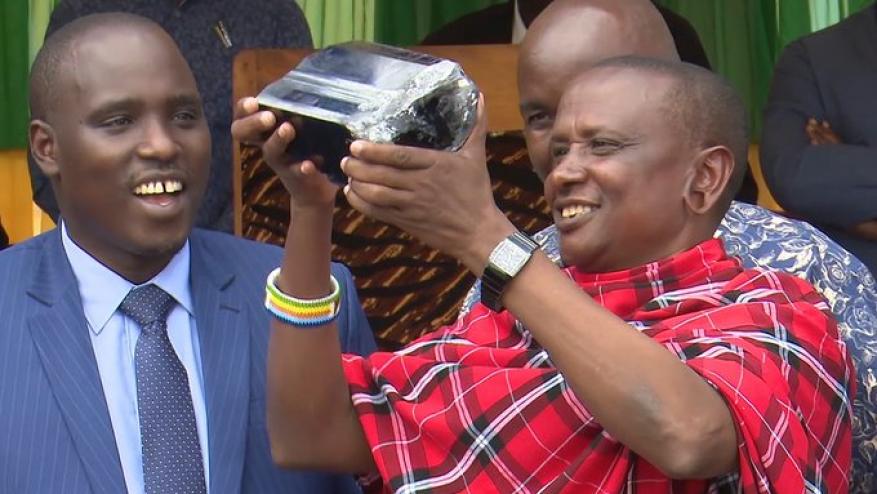 الحظ يبتسم للعامل التنزاني مرة أخرى.. عثر على حجر ثمين نادر آخر