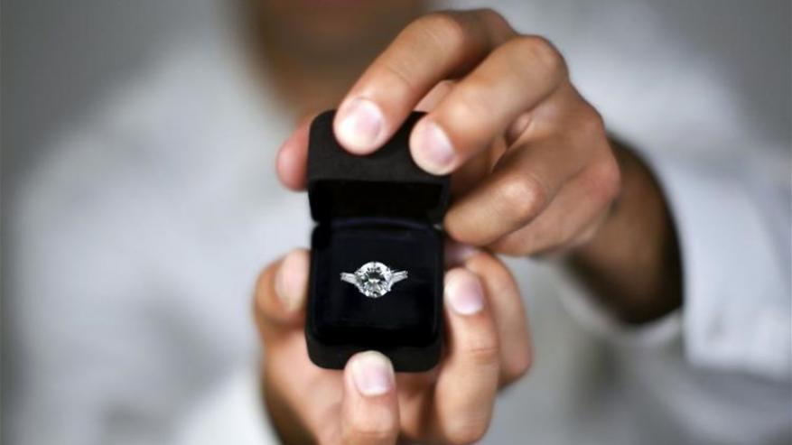 رجل يستعين ببقرة في طلب يد حبيبته للزواج!