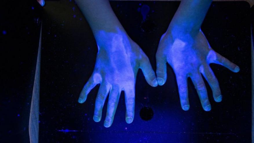 مفاجأة بخصوص فيروس كورونا وفترة مكوثه وآلية انتقاله!