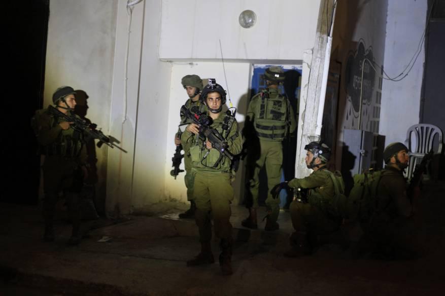 اعتقالات في حملة مداهمات واسعة بالضفة الغربية