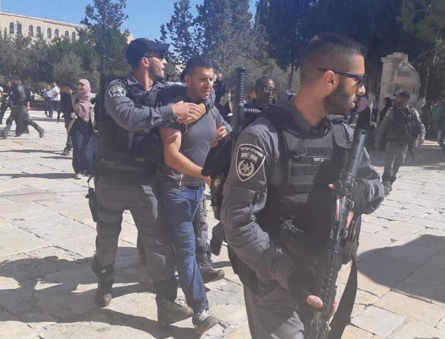 الاحتلال يعتدي على المصلين وحراس الأقصى ويعتقل 5 منهم