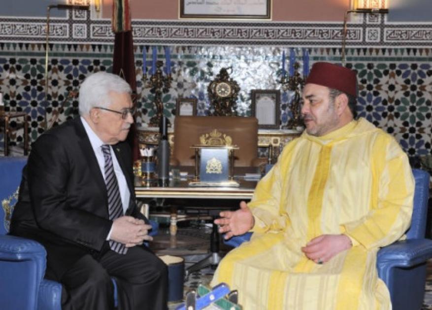 عقب اتفاق التطبيع مع الكيان الإسرائيلي.. العاهل المغربي يهاتف عباس وهذا ما أخبره به