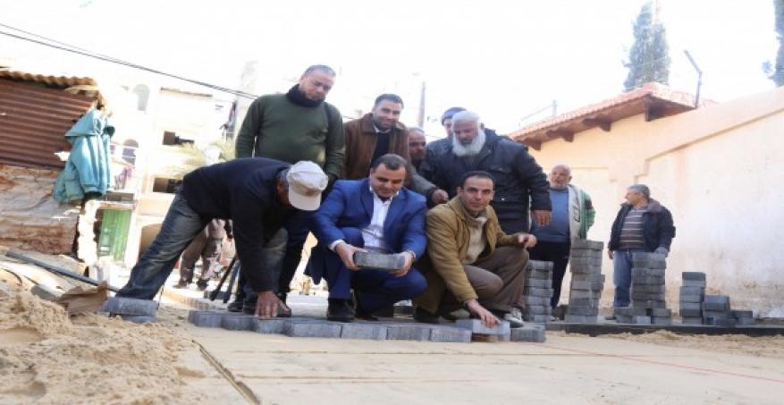 بمساحة 4500 متر مربع..  بلدية خان يونس تواءم 13 شارعاً لخدمة الجرحى وذوي الإعاقة