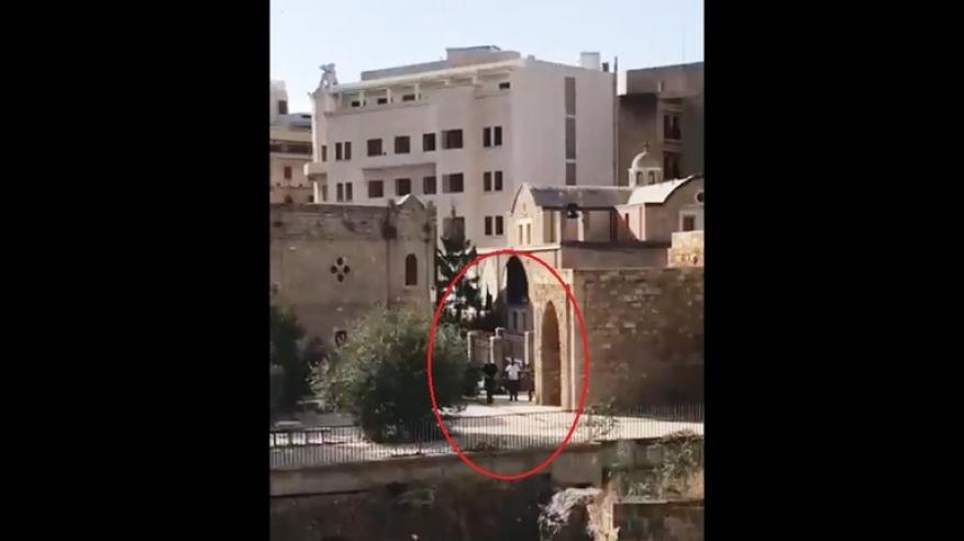 شخص بزي مدني يطلق الرصاص الحي على محتجين في لبنان