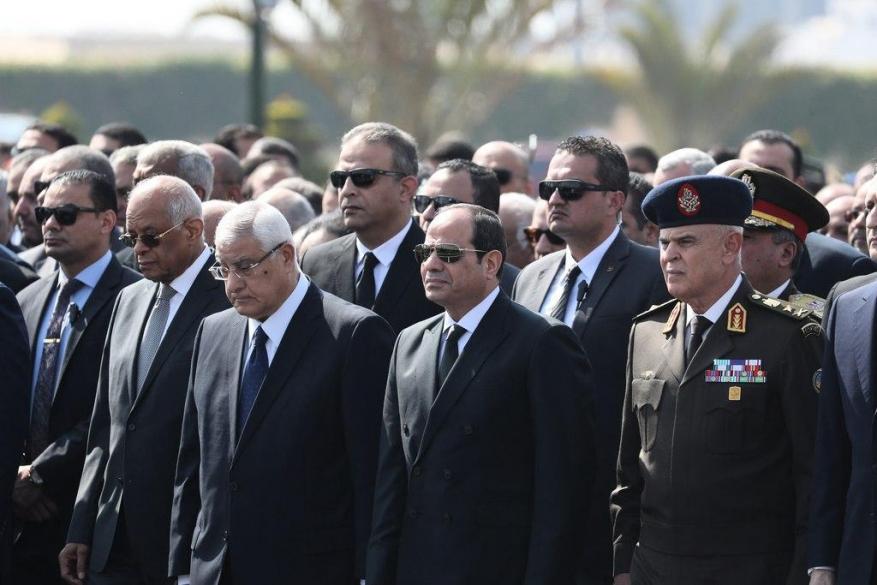 موقف محرج لمذيعة التلفزيون المصري: بدأت جنازة الرئيس عبد الفتاح..