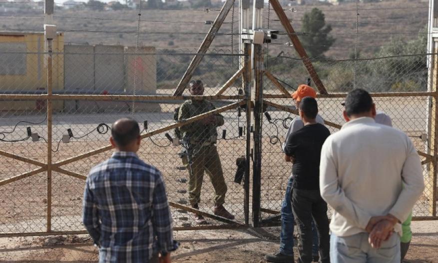 الاحتلال يمنع دخول الفلسطينيين لأراضيهم خلف الجدار تمهيدا لمصادرتها
