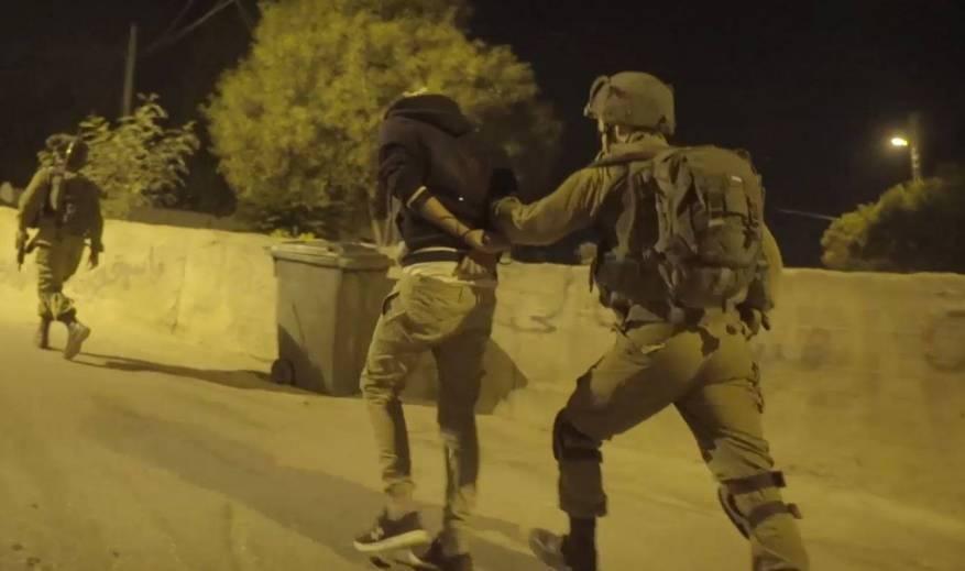الاحتلال يعتقل 11 مواطنًا بحملة مداهمات واسعة بالضفة