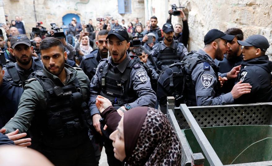 تصدت لهم المقدسيات.. مستوطنون يستولون على منزل آل "أبو عصب" بالقدس ويعتقلوا صاحبه ونجليه