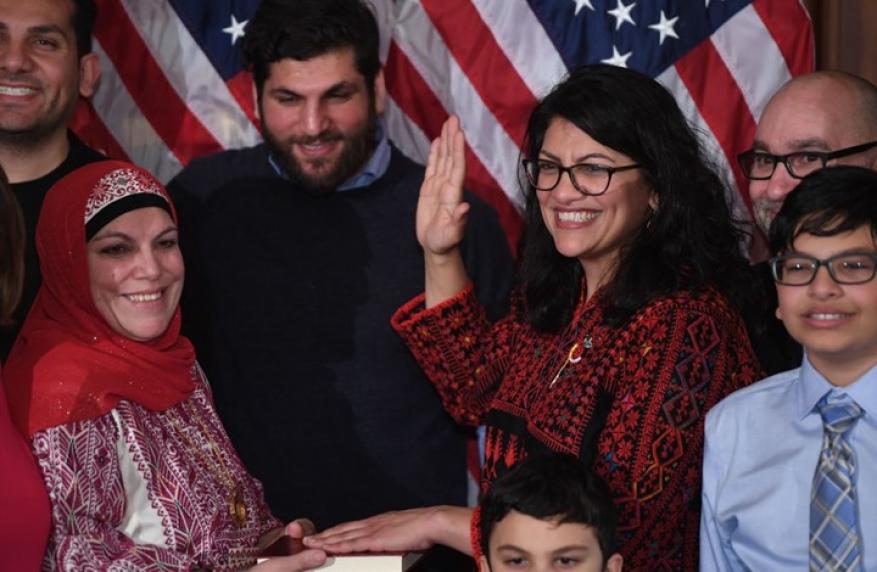 رشيدة طليب ترتدي ثوبا فلسطينيا أثناء أداء القسم القانوني في الكونغرس
