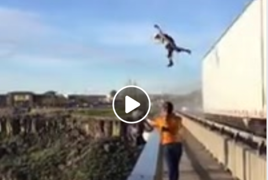 تجربة مجنونة.. مغامرون يقفزون من سقف شاحنة متحركة في وادٍ سحيق