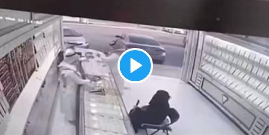 السعودية.. لص يغافل بائع مجوهرات ويسرق منه الذهب بلمح البصر