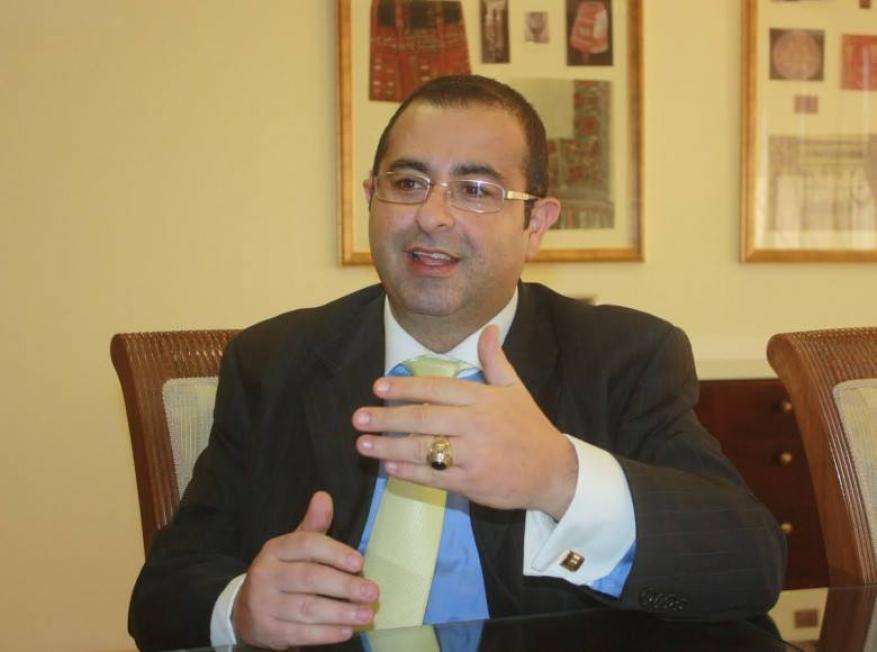 قيادي بفتح لشهاب: عباس يعتبر نفسه قانون السلطة وقانون فتح وهو لا يملك حل التشريعي