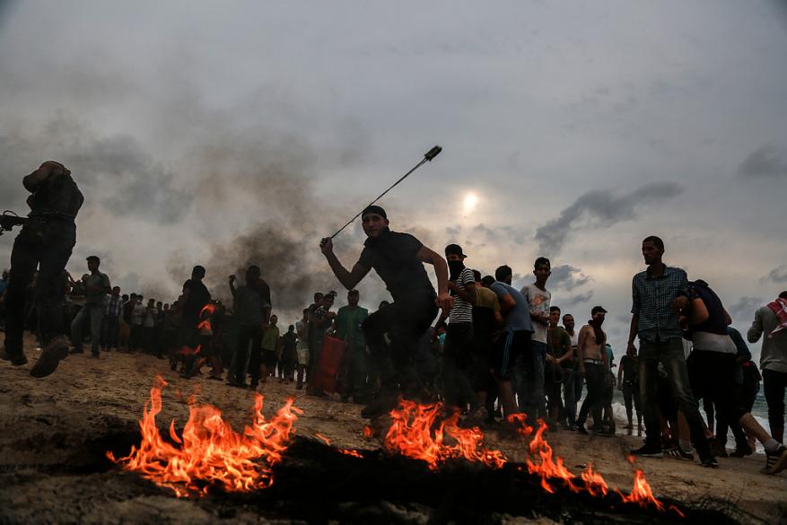 محلل إسرائيلي: مظاهرات غزة والبالونات الحارقة أرهقتنا