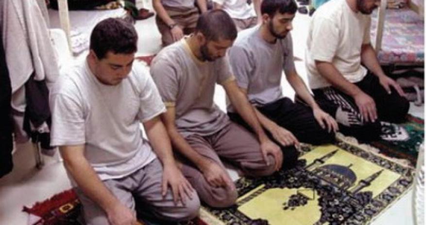 لأول مرة منذ شهر.. الأسرى يؤدون صلاة الجمعة جماعة