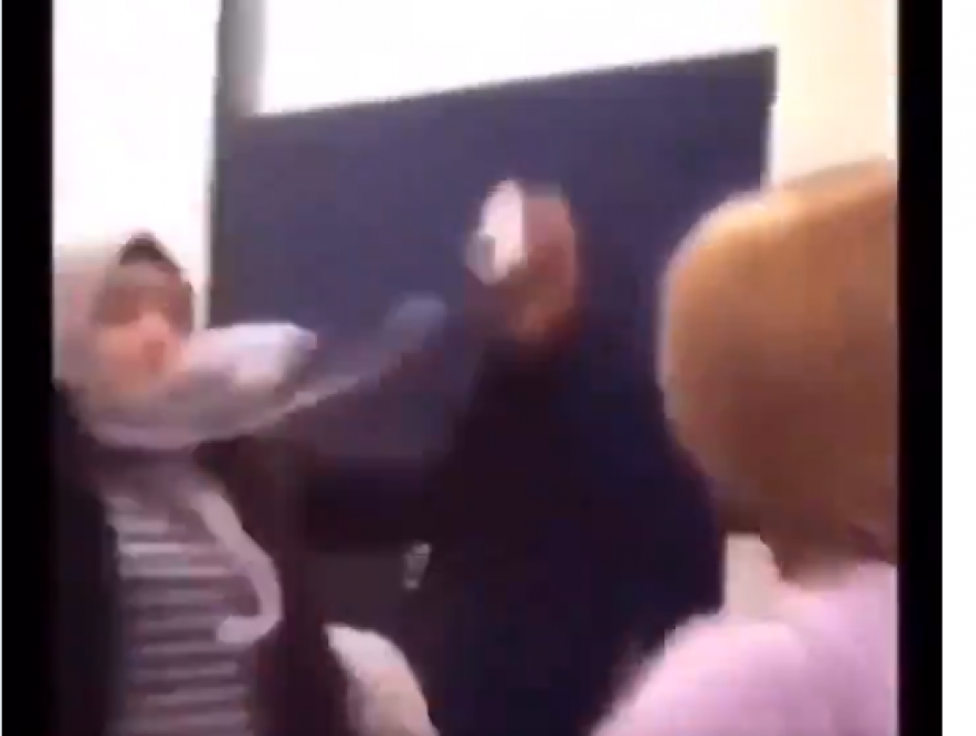 مشهد قاسي.. أمريكية تعتدي بالضرب المبرح على فتاة سورية داخل حمامات مدرسة