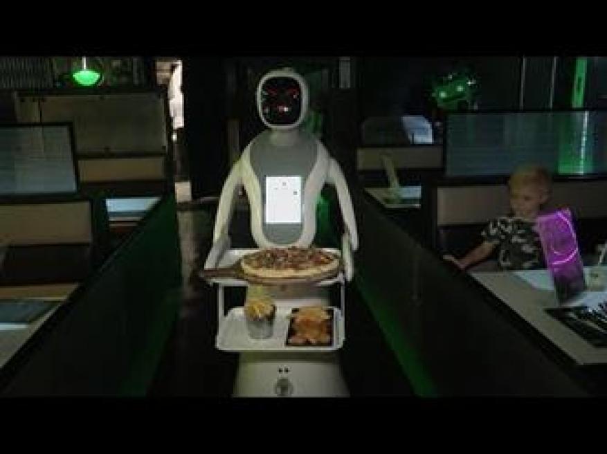 روبوتات لخدمة الزبائن في أول مطعم "للخيال العلمي" في بريطانيا