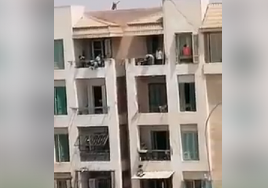 لا يكترث لصراخه.. أب يضرب ابنه بعنف ويعاقبه بتركه في الشمس