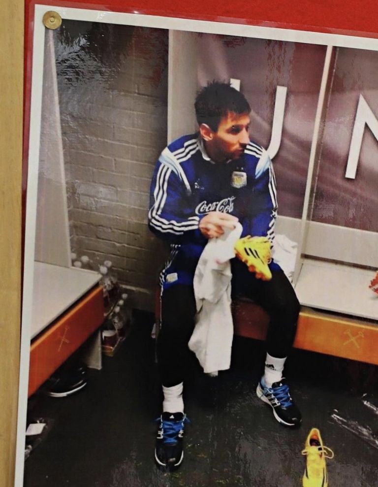 124-103159-messi-picture-manutd-academy-2.jpeg