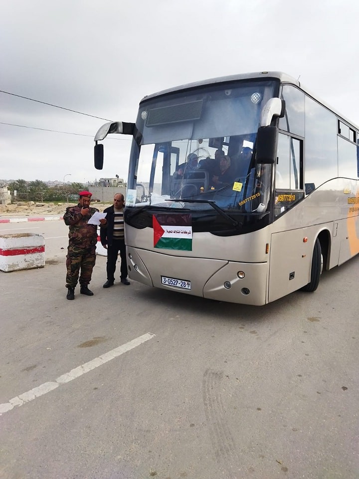 مغادرة معتمري غزة عبر معبر رفح (1).jpg