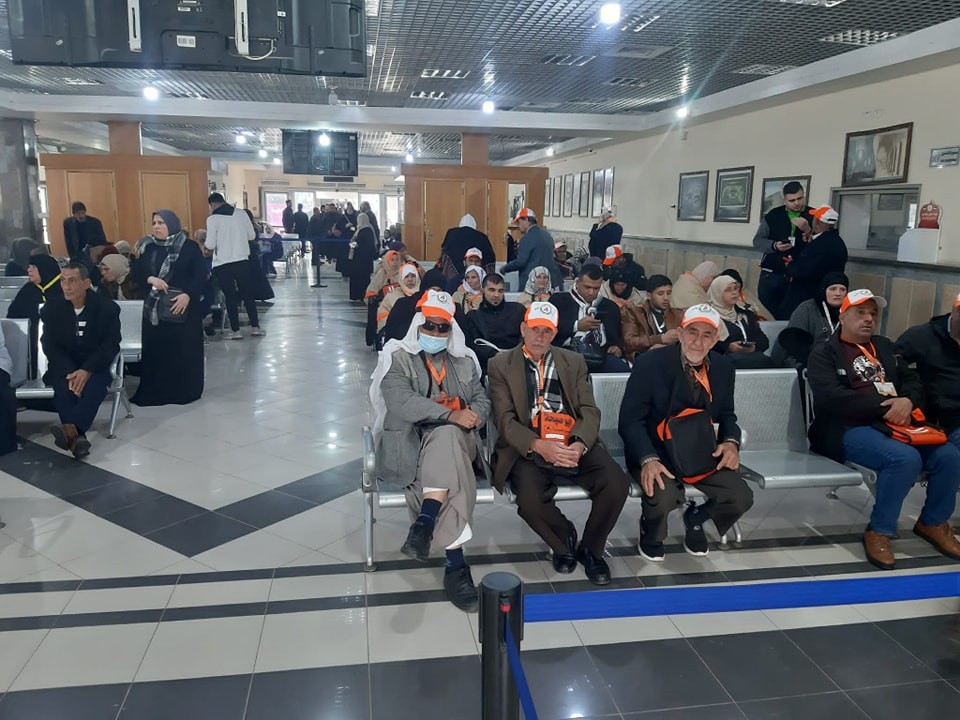 مغادرة معتمري غزة عبر معبر رفح (5).jpg