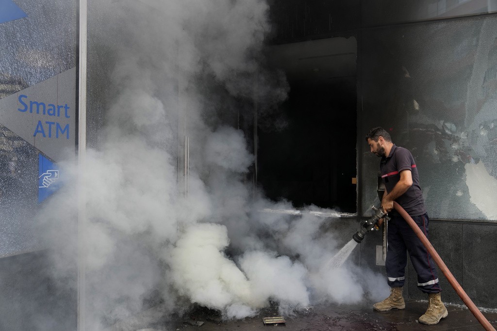 محتجون في لبنان (1).jpg