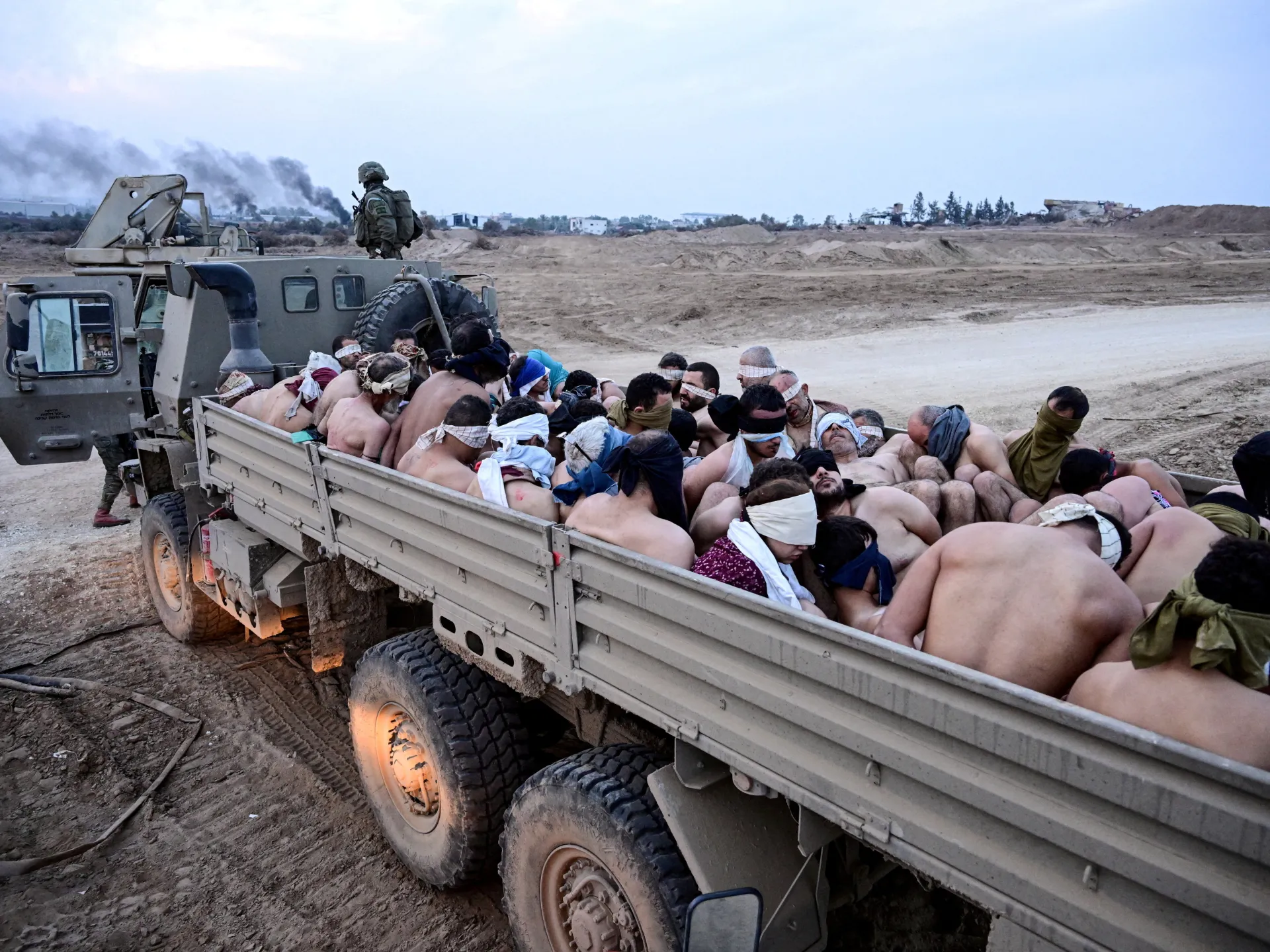 خاص أسير محرر يروي لشهاب تفاصيل اعتقاله وتعذيبه حتى الإفراج عنه في صفقة طوفان الأحرار