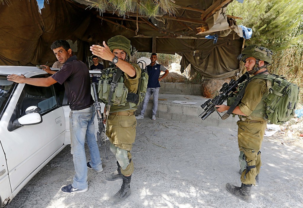 قوات الاحتلال تفتش فلسطينيين على حواجز الضفة 