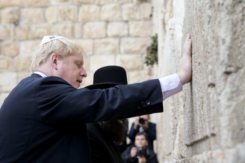 جونسون يؤدي طقوسًا تلمودية عند حائط البراق بالمسجد الأقصى 